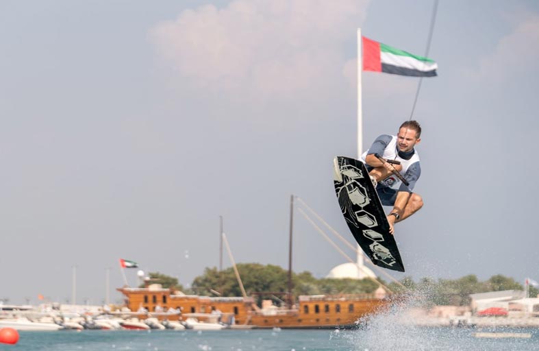 ‏13 دولة تشارك في بطولة الإمارات للتزلج على الماء