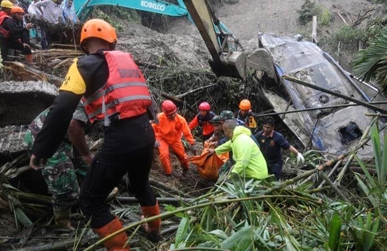 انهيار أرضي يبتلع حافلة ويقضي على ركابها