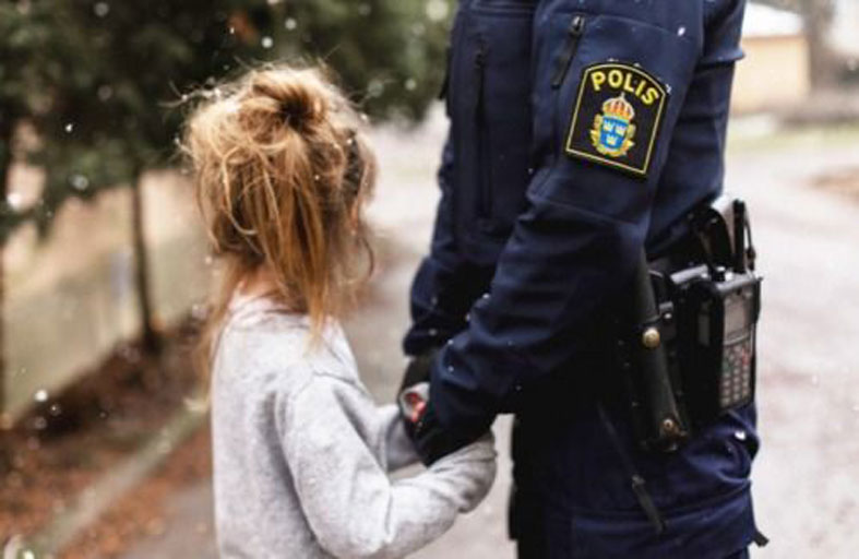 اعتقال طفلة أحضرت مسدسا إلى المدرسة