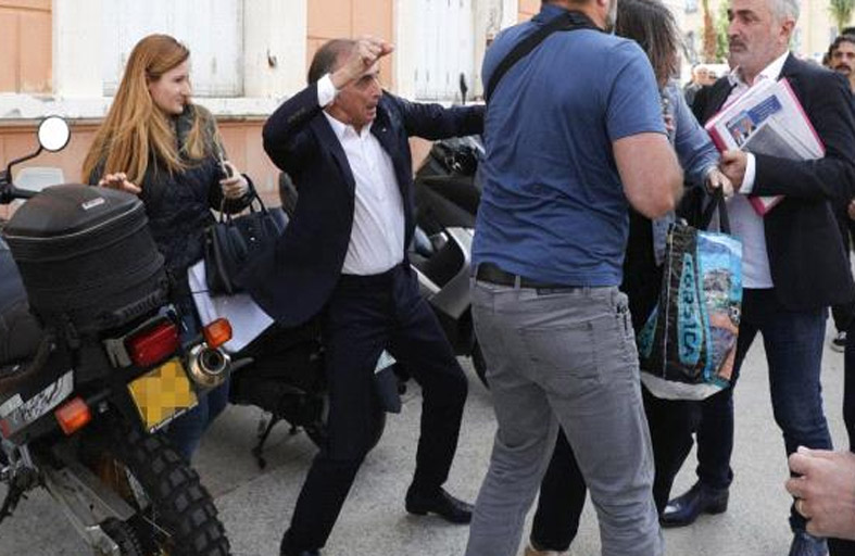 سياسي فرنسي في موقف محرج.. رشقوه بالبيض