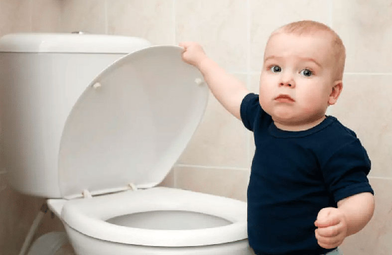 طفلها يستخدم المرحاض في عمر 4 أسابيع