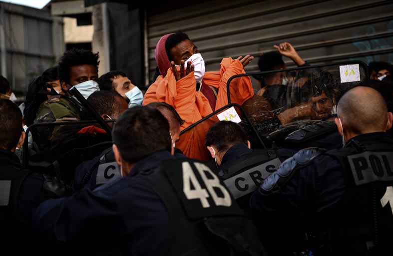 الشرطة تزيل مخيما للمهاجرين شمال باريس 