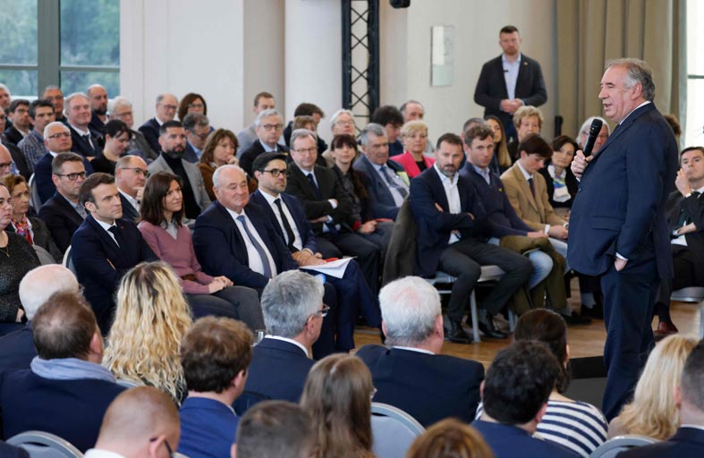 ماكرون المرشح للرئاسة يعد بـفرنسا أكثر استقلالا على جبهات عدة 