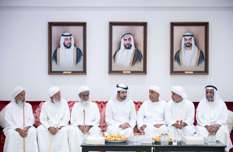 حمدان بن محمد يقدّم واجب العزاء في وفاة سعيد عامر حمد النيادي