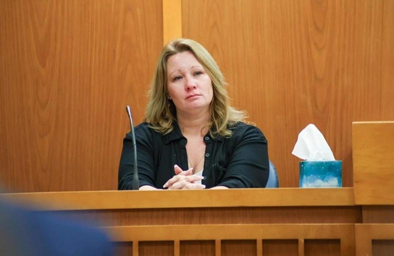 تدفن زوجها وتنتحل شخصيته