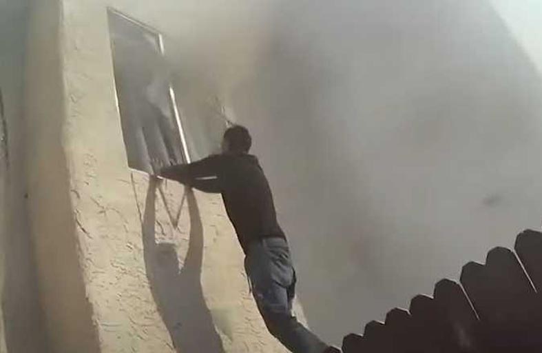 يخاطر بحياته لإنقاذ طفلين من حريق 