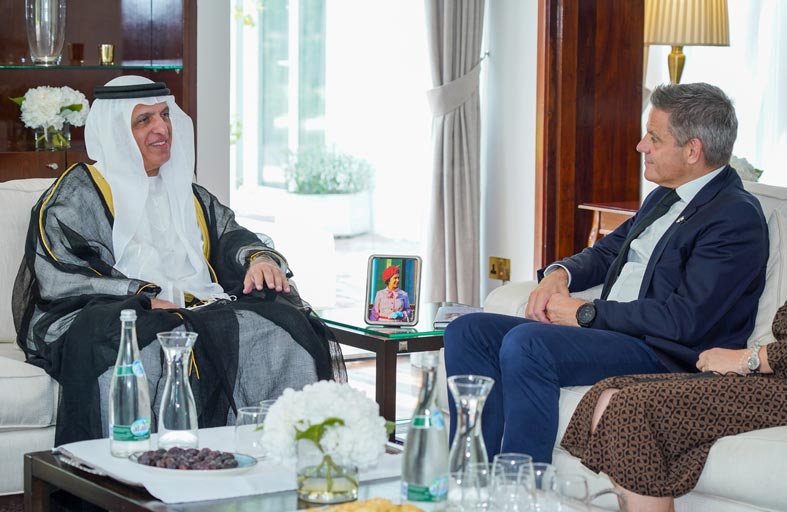 حاكم رأس الخيمة يقدم واجب العزاء بوفاة الملكة إليزابيث الثانية