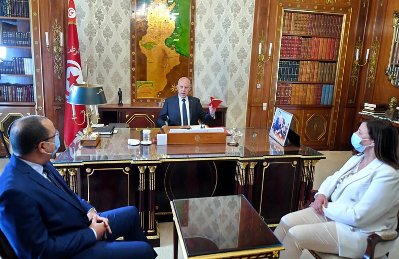 قيس سعيد ينذر ويحذر ويدعو إلى علوية القانون...! 