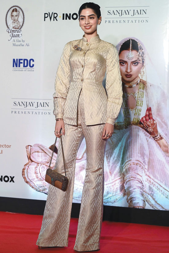 الممثلة الهندية خوشي كابور لدى حضورها العرض الخاص وإعادة الإصدار السينمائي للفيلم الهندي الشهير «عمرو جان» في مومباي. (ا ف ب)