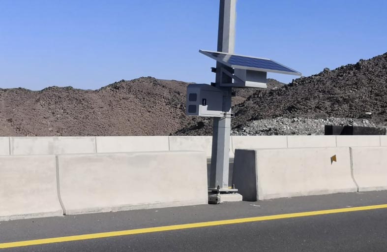 شرطة رأس الخيمة تفعل اليوم 14 رادارا جديدا تعمل بالطاقة الشمسية