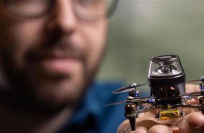 طائرة مسيرة صغير وزنها 56 غراما