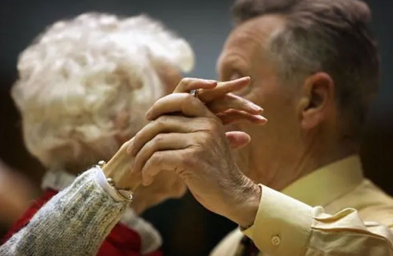 الموت الاجتماعي.. ظاهرة حزينة للمسنين في فرنسا