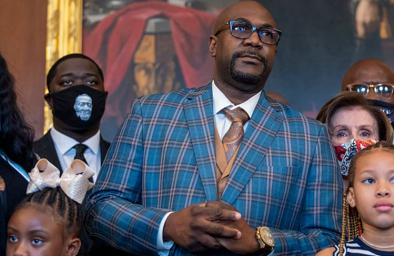 عائلة جورج فلويد تقاضي كاني ويست