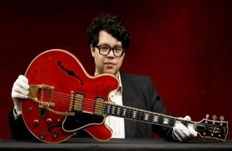 بيع غيتار يرمز لانفصال فرقة أواسيس في مزاد 