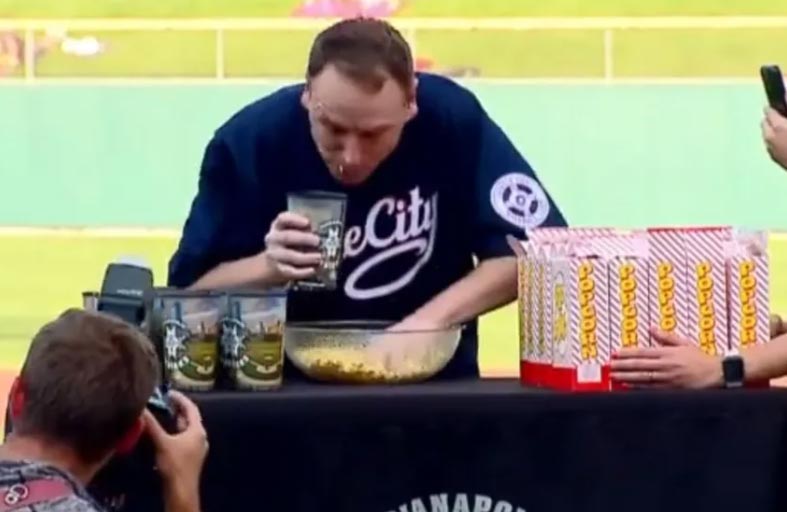 يحطم الرقم القياسي في التهام الفشار