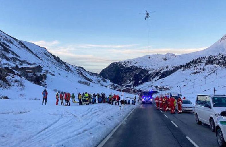 انهيار ثلجي يطمر 10 أشخاص