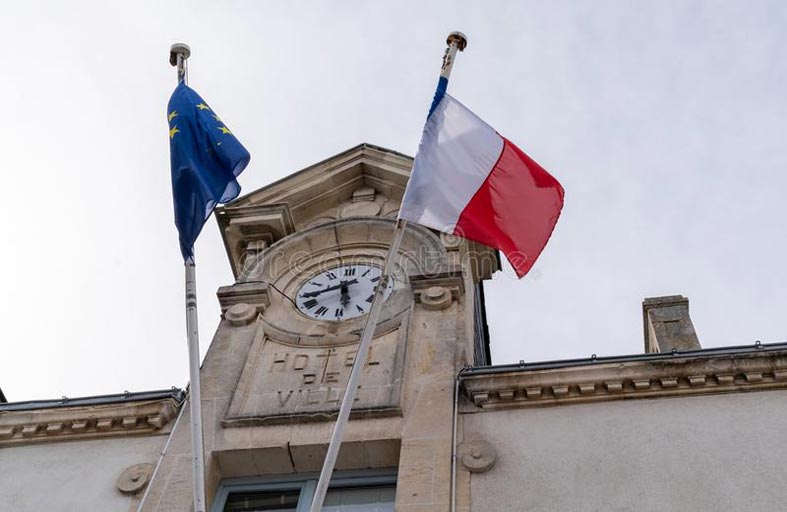 فرنسا تلزم البلديات برفع علم الاتحاد الأوروبي 
