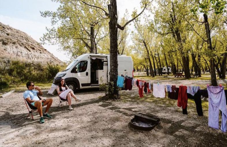 يكسبان آلاف الدولارات عبر السفر في شاحنة صغيرة