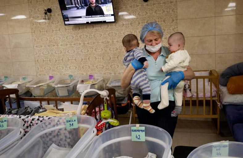 أطفال الأمهات البديلات عالقون في أوكرانيا.. ما القصة؟