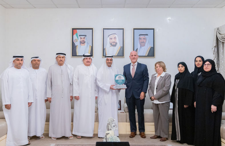 حمد الشرقي يتسلّم شهادة المؤسسة الحكومية المبتكرة المعتمدة التي نالتها بلدية الفجيرة