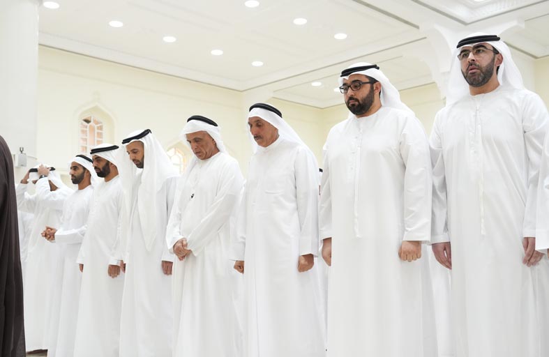 سعود بن صقر يؤدي صلاة الجنازة على جثمان محمد بن عمر بن صقر القاسمي