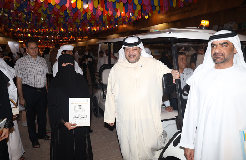 سعيد بن طحنون يزور مهرجان العين للكتاب
