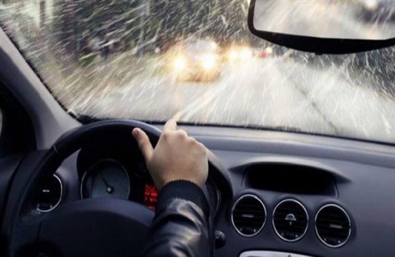 في ظل الرياح الشديدة.. نصائح ذهبية لقيادة آمنة