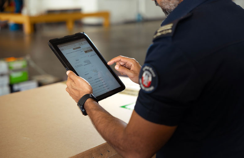 تطوير الخدمات الجمركية ضمن برنامج أبوظبي لتجربة متعاملين بلا جهد 