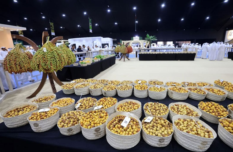 ليوا للرطب يستقبل 3.2 طن في يومه الأول 