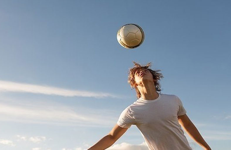 نطح كرة القدم يترك آثاراً على البصر