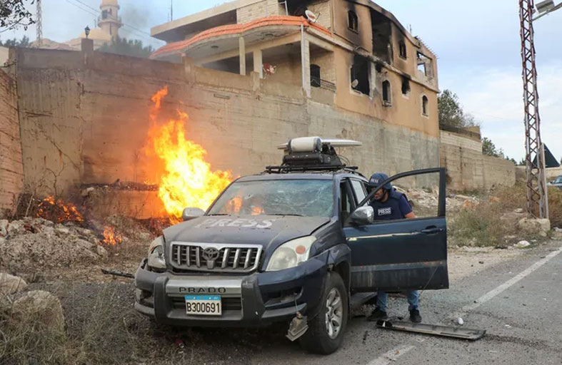 سكان حدود لبنان يعودون  بعد وقف هش لإطلاق النار