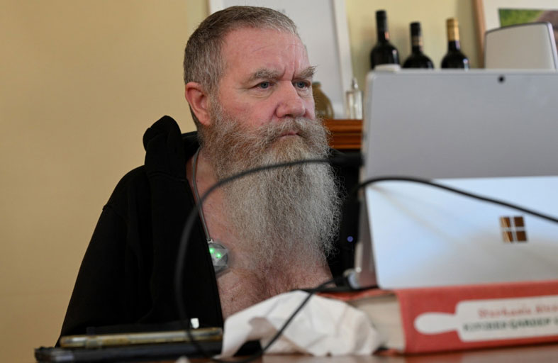 غورهام... مطور غرسات التواصل بين الدماغ والآلات 