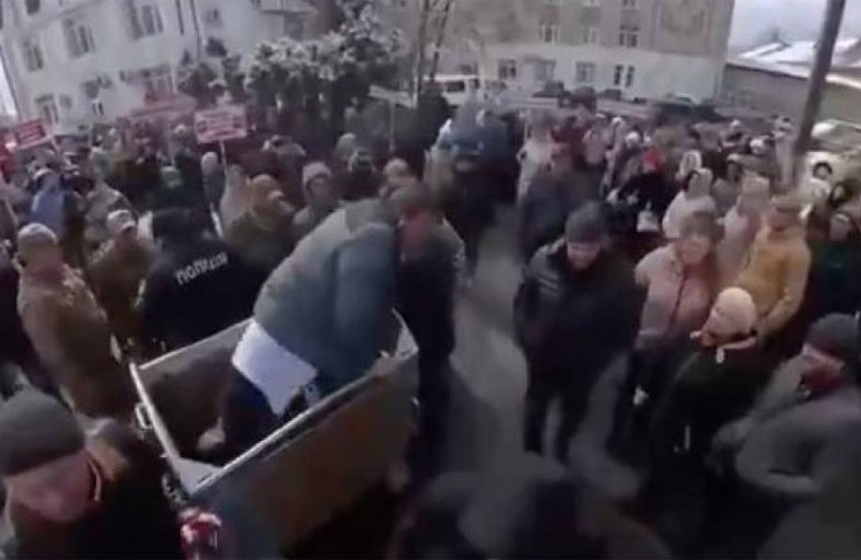 إلقاء مدير مستشفى في حاوية قمامة