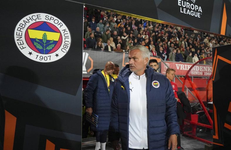 مانشستر يونايتد يصطدم بمدربه السابق في يوروبا ليغ 