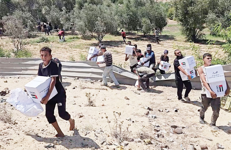 الإمارات تنفذ الإنزال الجوي الـ76 للمساعدات في غزة 