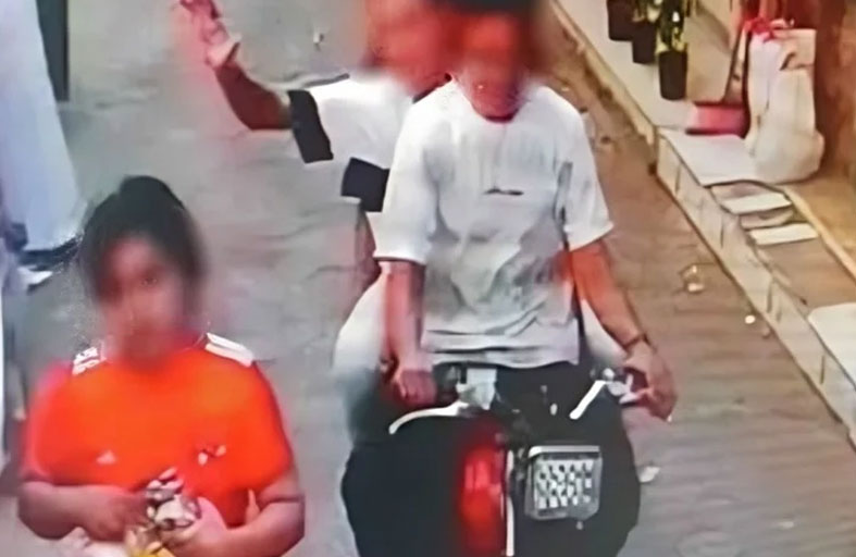 صفعة لطفل في الشارع تنتهي بضبط 3 طلاب 