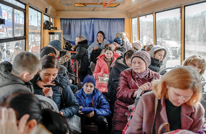 زيلينسكي يدعو لحظر النفط الروسي ويندد بتردد أوروبا