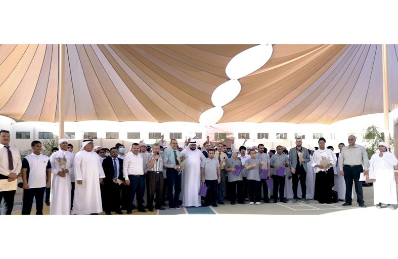 أصحاب الهمم يوزعون الورود على المعلمين في يومهم العالمي 