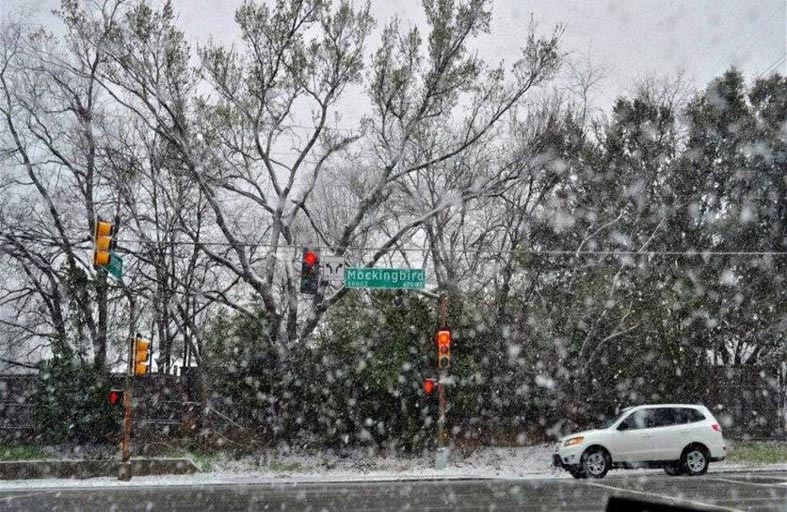دون كهرباء أو ماء.. يكافحون موجة برد تاريخية