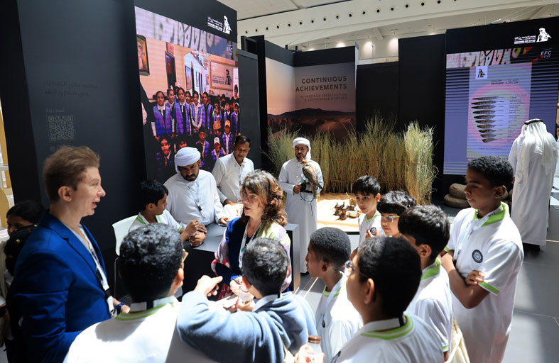 نادي صقّاري الإمارات يُحلّق بزوّار معرض أبوظبي الدولي للصيد والفروسية في عالم الصقور وسحر التراث