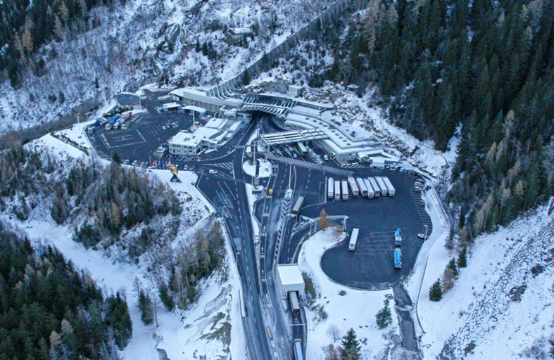 «تابوت جليدي» للتحذير من خطورة التغير المناخي