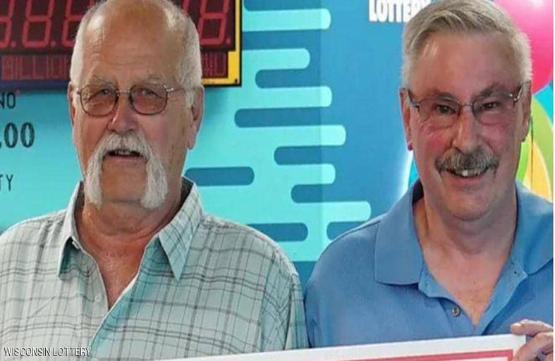 يتقاسم جائزة 22 مليون دولار مع صديقه 