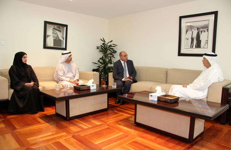 الرئيس الأعلى لجامعة الإمارات يزور مركز جمعة الماجد