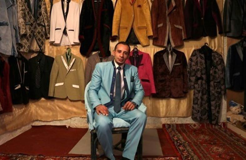 يصنع لنفسه بدلات ملونة من بواقي قماش الكنب