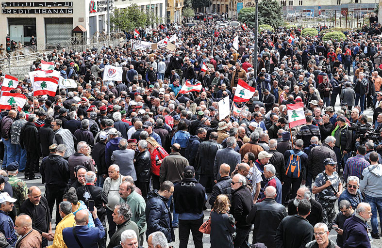 غضب في بيروت.. وتحرك حاشد للعسكريين المتقاعدين