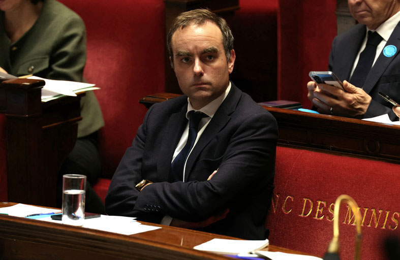 الحكومة الفرنسية الجديدة الهشة تعرض مشروع الميزانية 