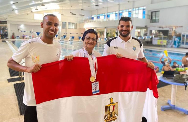 مصرية تتربع على منصات سباحة عالمية بعمر الـ75