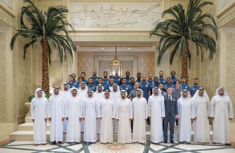 حمدان بن زايد يستقبل فريق نادي الظفرة ويهنئهم بالصعود إلى دوري أدنوك للمحترفين 