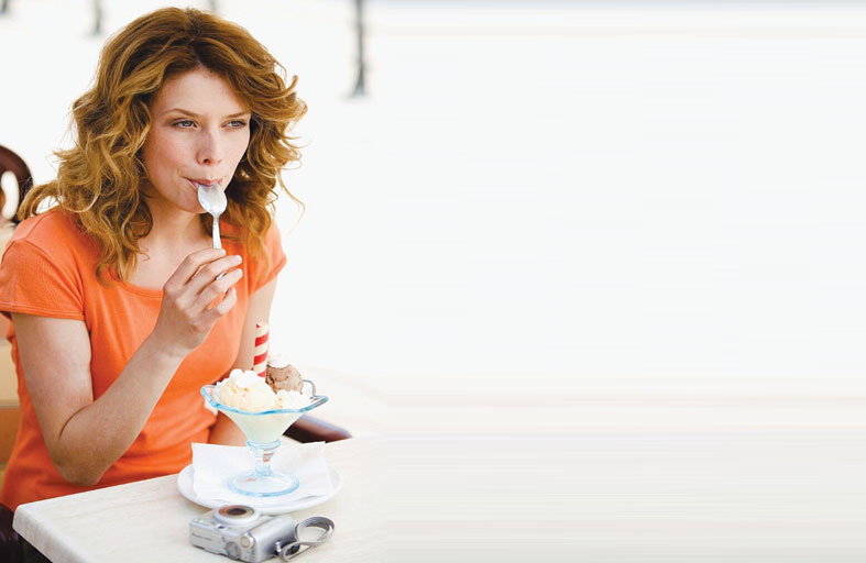 طبيبة تحدد الأمراض التي تمنع تناول الآيس كريم