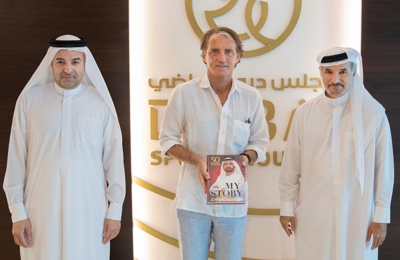 مجلس دبي الرياضي يهدي مانشيني كتاب «قصتي»